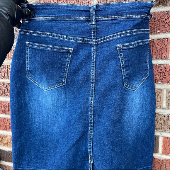 Deja Bleu Dark Denim Cream Embroidered Frayed Denim Pencil Skirt - Picture 6 of 7